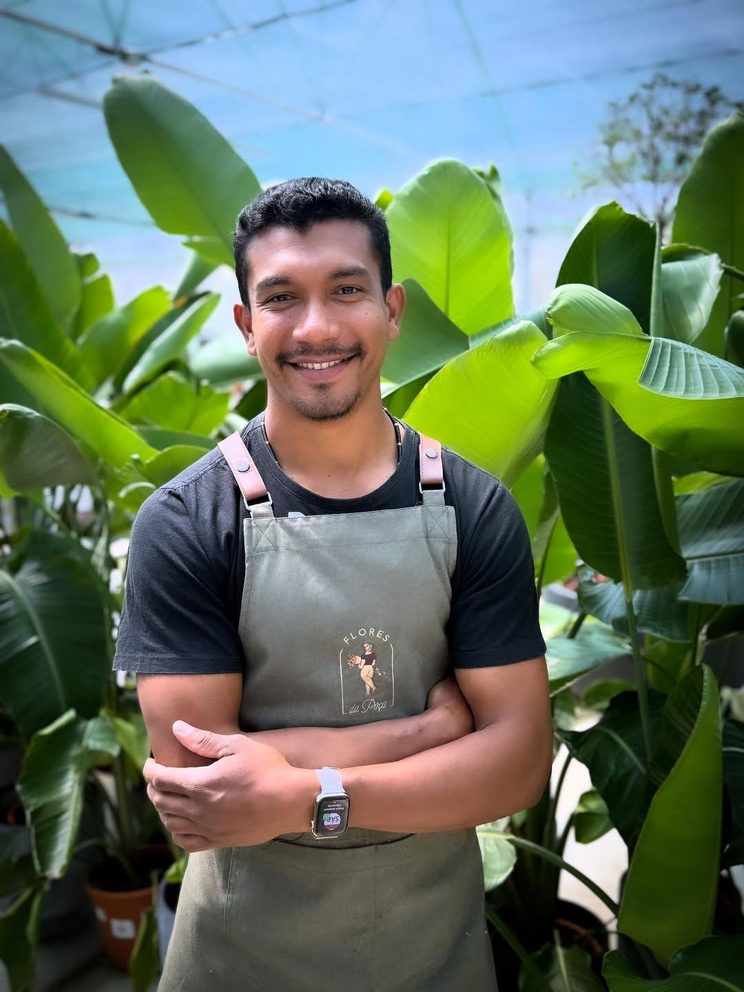 Francisco, da equipa da Flores da Poça, na estufa
